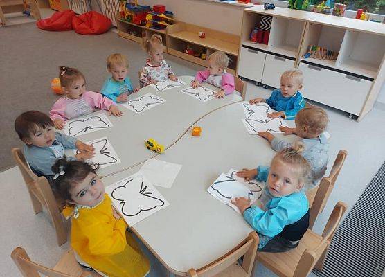 Dzieci podczas zajęć plastycznych