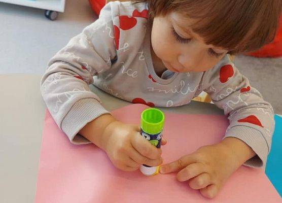 Dziecko przyklejające kropki