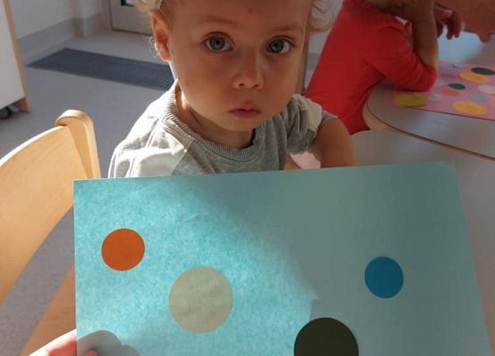 Dziecko przyklejające kropki