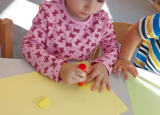 Dziecko przyklejające kropki