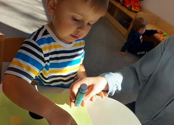 Dziecko przyklejające kropki