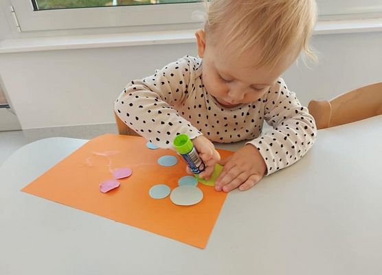 Dziecko przyklejające kropki