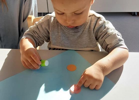 Dziecko przyklejające kropki