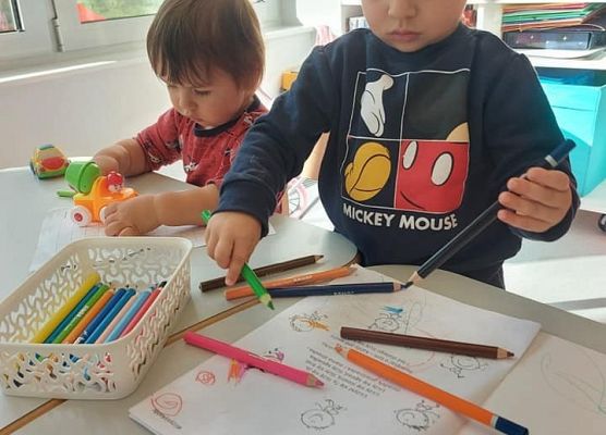 Dziecko bawiące się kredkami