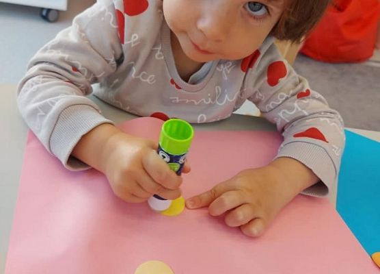 Dziecko przyklejające kropki