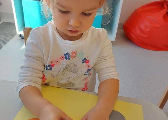 Dziecko przyklejające kropki