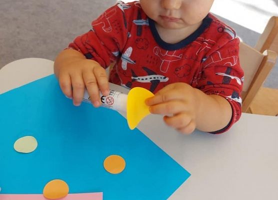 Dziecko przyklejające kropki