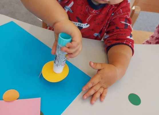 Dziecko przyklejające kropki