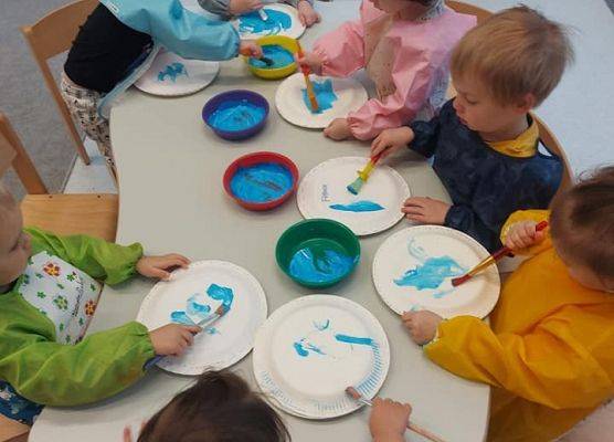 dzieci podczas malowania farbami