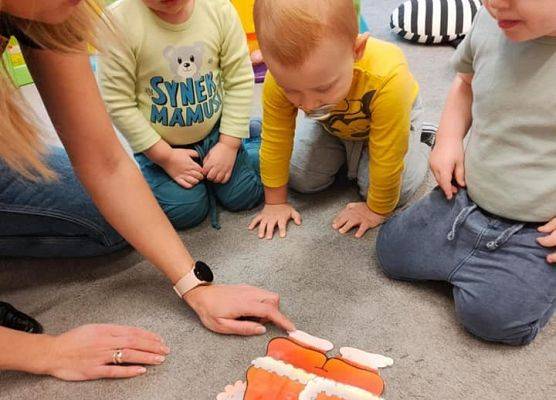 Dzieci podczas zabawy tematycznej o Mikołaju