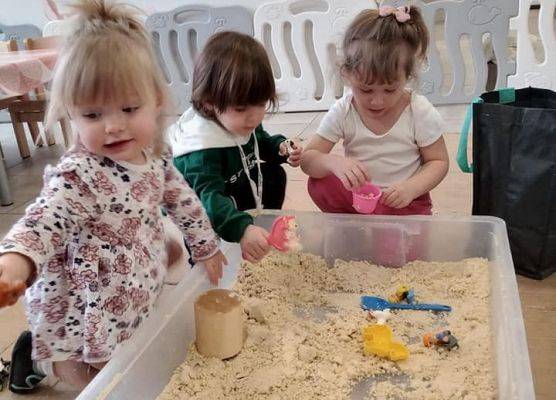 Dzieci podczas zabawy piaskiem kinetycznym
