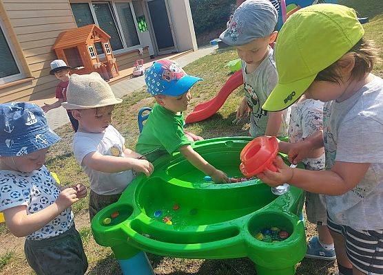 Wodny stolik dla ochłody- łowienie nakrętek