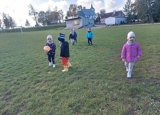 Zabawy z piłką na stadionie