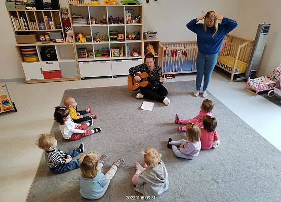 Wspólne śpiewanie piosenki ,,Rączki robią klap, klap, klap" z akompaniamentem gitarowym