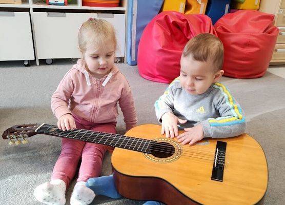 zapoznanie dzieci z gitarą klasyczną