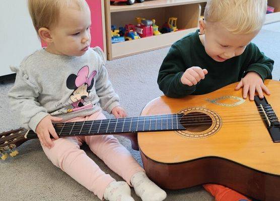 zapoznanie dzieci z gitarą klasyczną