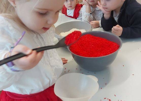 Zabawa manualna przesypywanie ryżu- ćwiczenia koncentracji