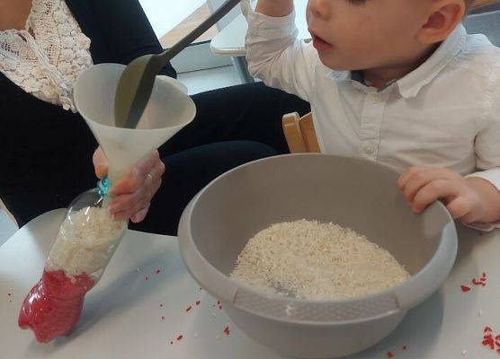 Zabawa manualna przesypywanie ryżu- ćwiczenia koncentracji