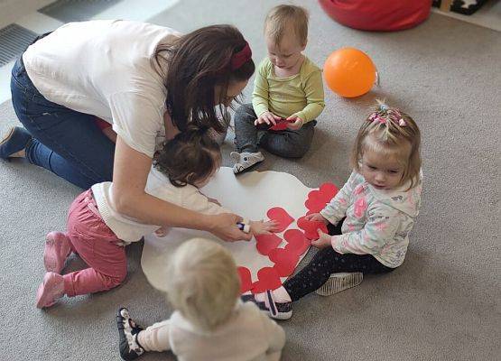 Praca plastyczna- wyklejanie serduszkami mapy polski ćwiczenia koncentracji