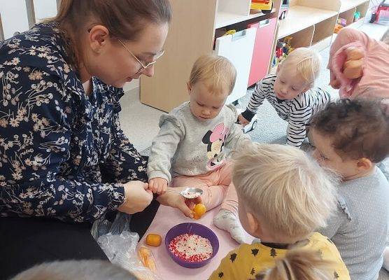 Wykonywanie grzechotek z wykorzystaniem opakowań po kinder jajku i sypkiego ryżu