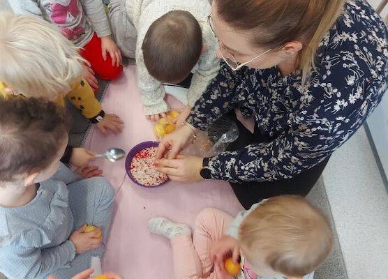 Wykonywanie grzechotek z wykorzystaniem opakowań po kinder jajku i sypkiego ryżu