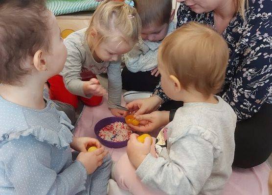 Wykonywanie grzechotek z wykorzystaniem opakowań po kinder jajku i sypkiego ryżu