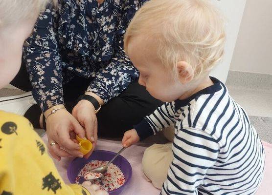 Wykonywanie grzechotek z wykorzystaniem opakowań po kinder jajku i sypkiego ryżu