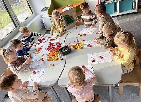 Praca plastyczna w grupie starszej wyklejanie serca z bibuły dla babci i dziadka