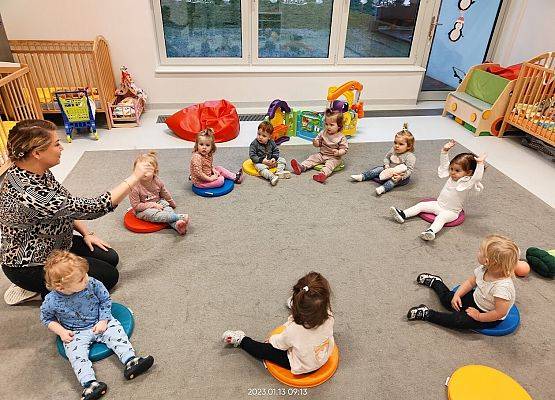 Zajęcia muzyczne poznawanie części ciała do piosenki ,,Tu paluszek " Moje Rączki "