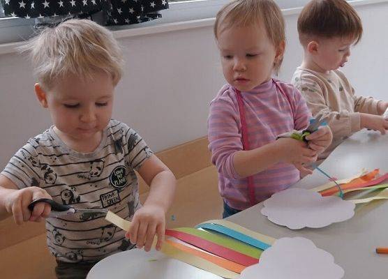 Nacinanie nożyczkami  kolorowych paseczków