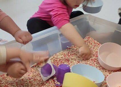 Zabawy sensoryczne  z wykorzystaniem sypkiego ryżu