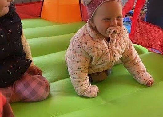 Zabawy na dmuchanym placu zabaw