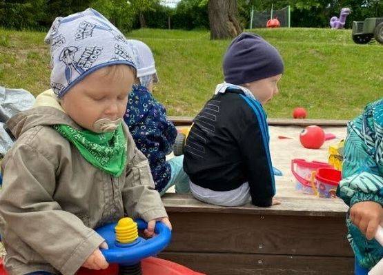 Zabawy na żłobkowym placu zabaw