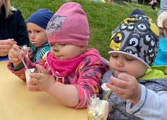 Pyszne deserki z owocami i bitą śmietaną