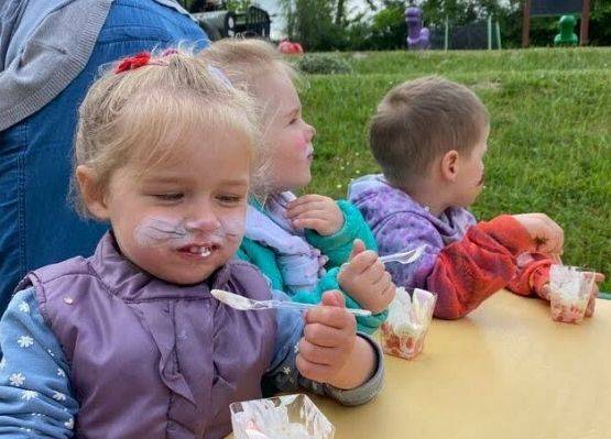 Pyszne deserki z owocami i bitą śmietaną