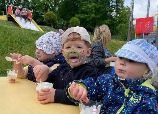 Pyszne deserki z owocami i bitą śmietaną