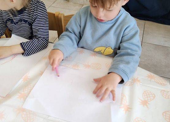 Zabawy kredkami rysujemy według upodobań dzieci