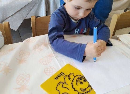 Zabawy kredkami rysujemy według upodobań dzieci