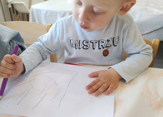 Zabawy kredkami rysujemy według upodobań dzieci