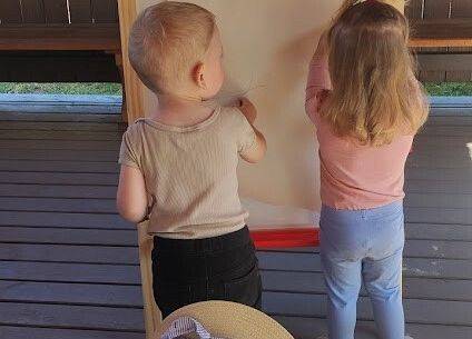 Zabawy na żłobkowym placu zabaw