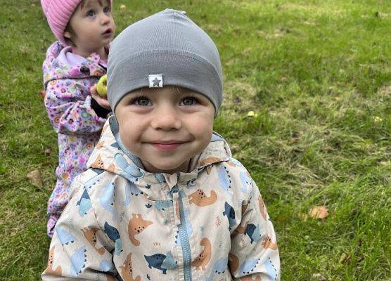 zbieranie jabłek z pobliskiego sadu