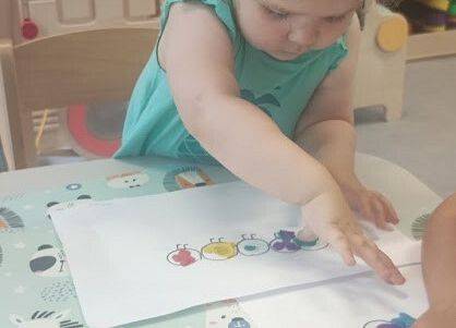 Praca plastyczna ,, Gąsienica'' wyklejanie kontur plasteliną