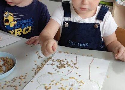 Praca plastyczna w grupie starszaków Jesienne drzewko