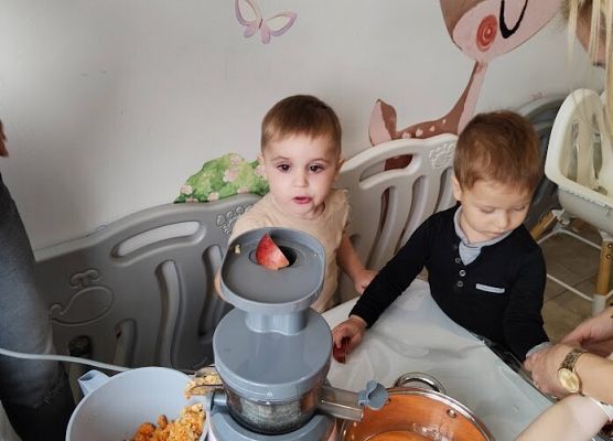 Robimy soczki z jabłek zerwanych w sadzie :)