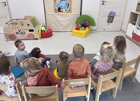 Teatrzyk kukiełkowy do wiersza '' Na straganie'' Jana Brzechwy.