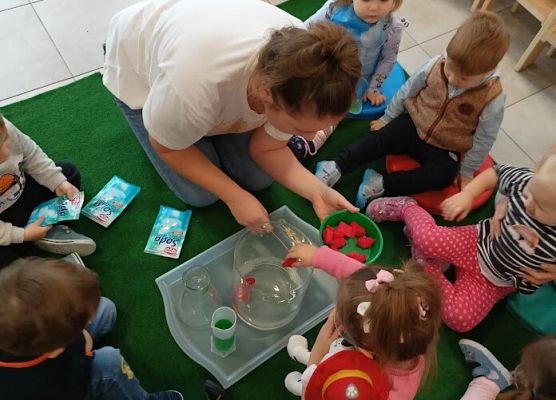 ''Kolorowy wulkan'' wykonany za pomocą octu, sody i płynu do naczyń.