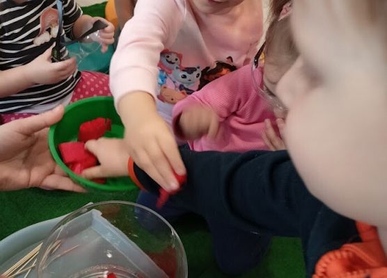 ''Kolorowy wulkan'' wykonany za pomocą octu, sody i płynu do naczyń.