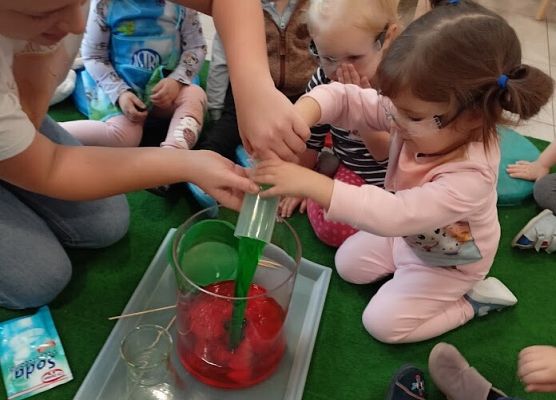 ''Kolorowy wulkan'' wykonany za pomocą octu, sody i płynu do naczyń.