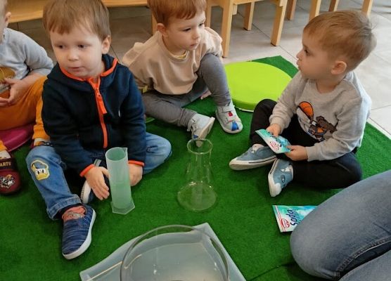 ''Kolorowy wulkan'' wykonany za pomocą octu, sody i płynu do naczyń.