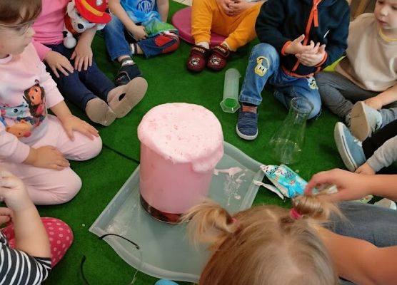 ''Kolorowy wulkan'' wykonany za pomocą octu, sody i płynu do naczyń.